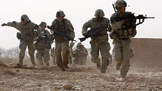 Afganistan'ın Helmand kentinde silahlı grupların açtığı ateşin altında kalan ve  karşılık veren Amerikalı askerler (arşiv)
