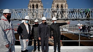 Präsident Macron besichtigt Baustelle