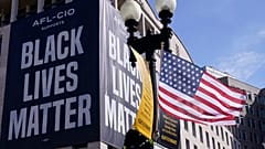 Un drapeau des États-Unis devant une affiche "Black Lives Matter" à Washington, le 19 mars 2021