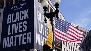 Un drapeau des États-Unis devant une affiche "Black Lives Matter" à Washington, le 19 mars 2021