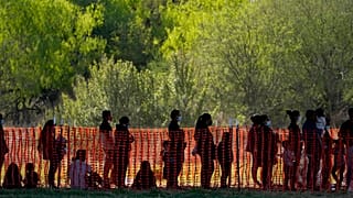 El 19 de marzo de 2021, migrantes custodiados en un área de procesamiento de Aduanas y Protección Fronteriza en Mission, Texas