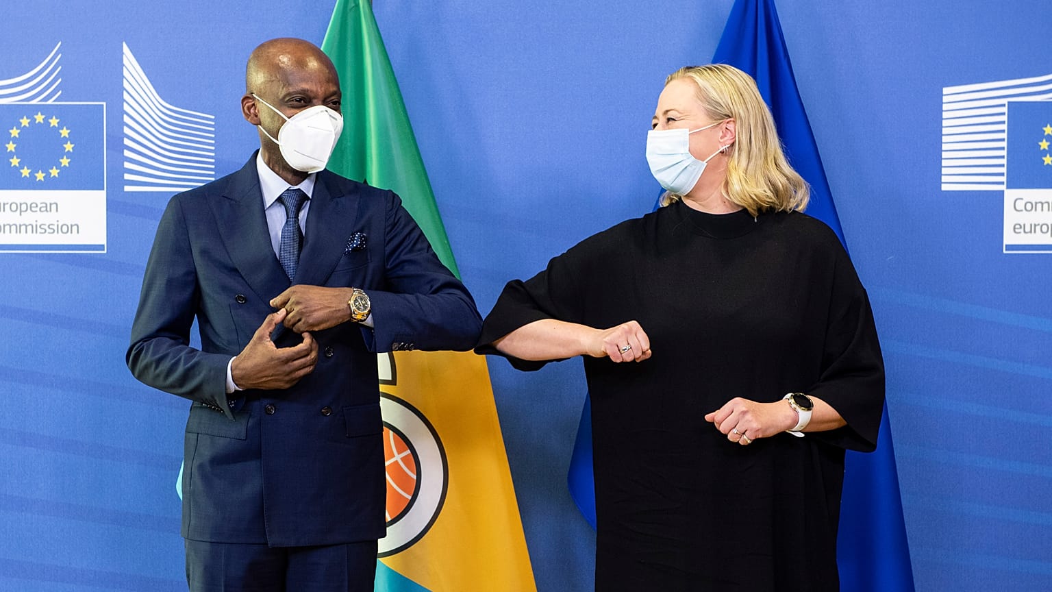 Comissária para as Parcerias Internacionais, Jutta Urpilainen, e o chefe da diplomacia togolês, Robert Dussey