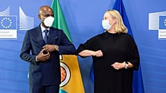 Comissária para as Parcerias Internacionais, Jutta Urpilainen, e o chefe da diplomacia togolês, Robert Dussey