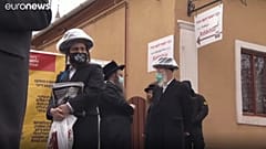 Zsidó zarándokok a bodrogkeresztúri rabbiháznál