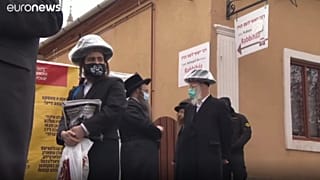 Zsidó zarándokok a bodrogkeresztúri rabbiháznál