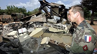 Photo d'archive du 10 novembre 2004, un soldat français regarde les bâtiments en ruines du lycée Descartes détruit à Bouaké, qui servait de base aux soldats français.  