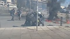 Αστυνομικοί επιχειρούν να σβήσουν φωτιά από μολότοφ σε διαδηλωτή