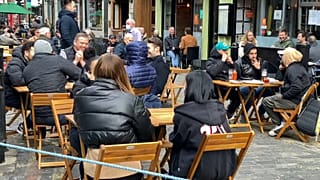 Los ingleses vuelven a las terrazas y a las tiendas pero el virus sigue en el aire