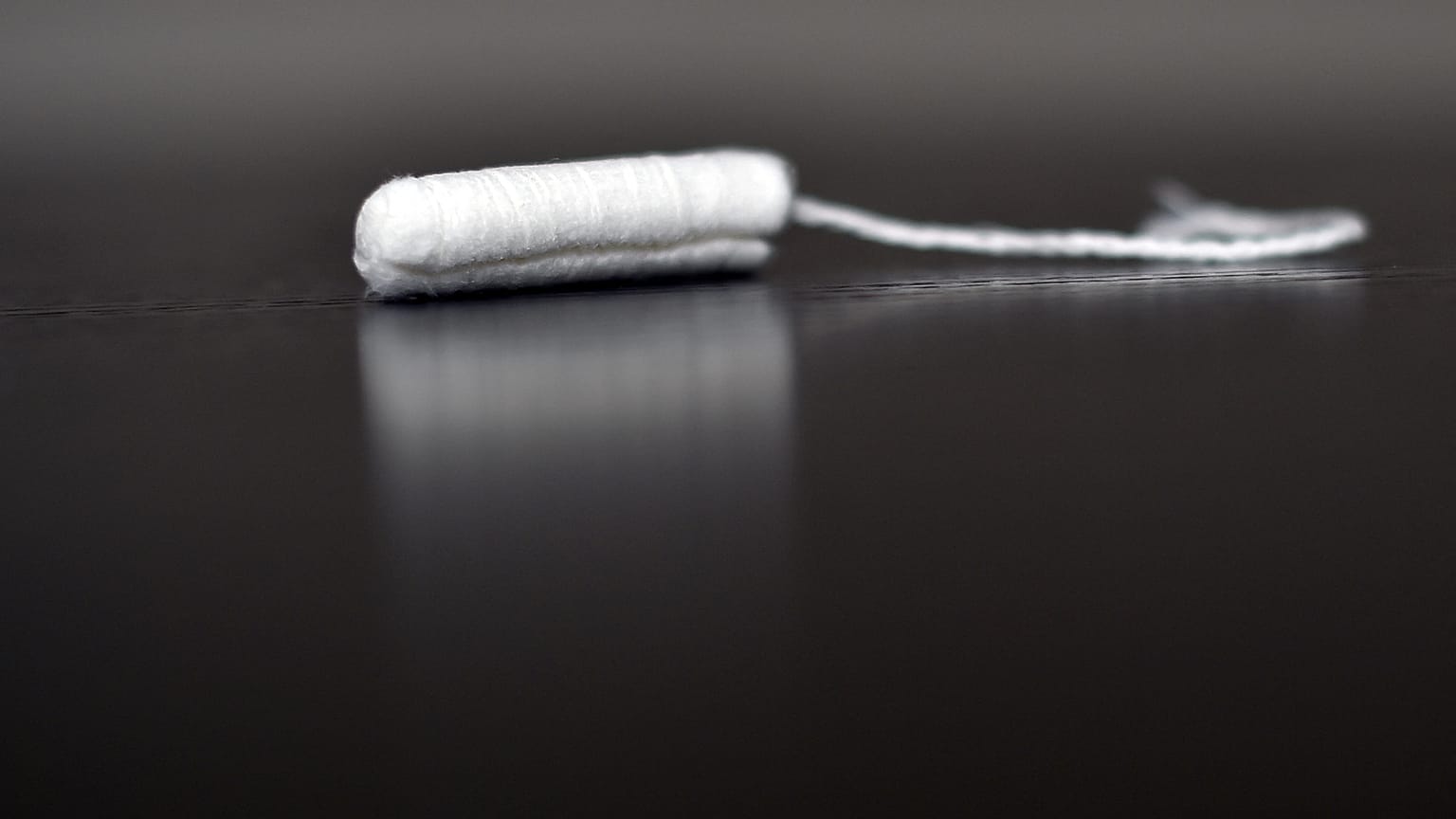 Tampons mit einem pinken Latexhandschuh entsorgen? Absolut "unnötig", findet die Netzgemeinde.