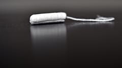 Tampons mit einem pinken Latexhandschuh entsorgen? Absolut "unnötig", findet die Netzgemeinde.