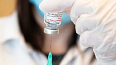 Bodák Lászlóné asszisztens előkészíti a moderna vakcinát 