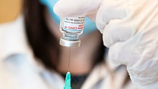 Bodák Lászlóné asszisztens előkészíti a moderna vakcinát 