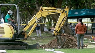 Trabajadores forenses en el cementerio Jardín de Paz en Ciudad de Panamá, el 15 de abril de 2021.