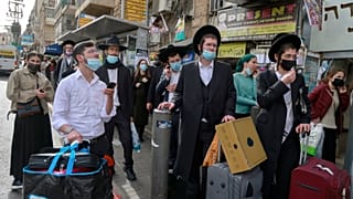 محطة للحافلات في حي حريدي في القدس.