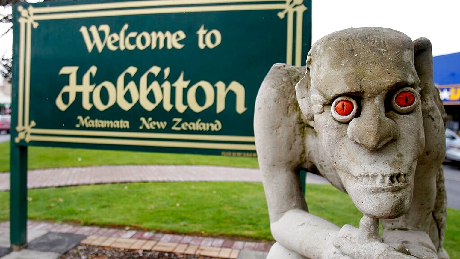 Yeni Zelanda'da bulunan Hobbiton şehrinden bir kare. Fotoğrafta Yüzüklerin Efendisi filminin ünlü karakterlerinden Gollum'un heykeli bulunuyor.
