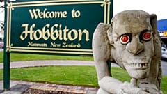 Yeni Zelanda'da bulunan Hobbiton şehrinden bir kare. Fotoğrafta Yüzüklerin Efendisi filminin ünlü karakterlerinden Gollum'un heykeli bulunuyor.