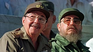 Raul Castro (sol), Fidel Castro (arşiv)