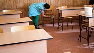 Hétfőn már nyitnak az óvodák és az általános iskolák alsó tagozatai