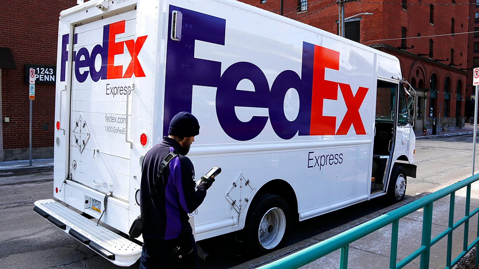 ABD'nin Pittsburg şehrinde park halindeki bir Fedex kargo kamyonu.