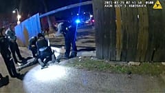 La policía intenta en vano reanimar a Adam Toledo tras haberle disparado en el pecho