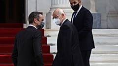 Yunanistan Başbakanı Kriakos Miçotakis (solda) ve Dışişleri Bakanı Nikos Dendias