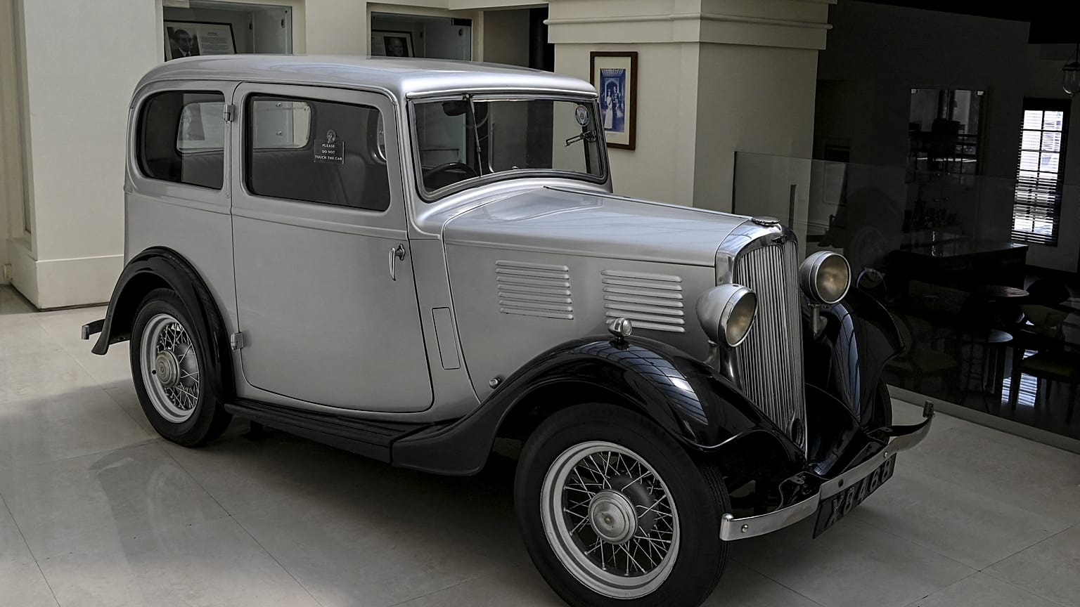 سيارة أوستن لعام 1935 التي استخدمها الأمير البريطاني فيليب أثناء تعيينه في سريلانكا كقائد بحري في البحرية الملكية.