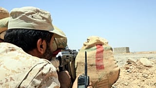 مقاتل من القوات الموالية للحكومة اليمنية المدعومة من السعودية يتخذ موقفا ضد المتمردين الحوثيين في محافظة مأرب شمال شرق اليمن- أرشيف.