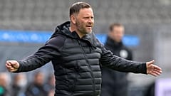 Dárdai Pál az oldalvonal mellől dirigál április 10-én, a Mönchengladbach elleni német bajnoki mérkőzésen.