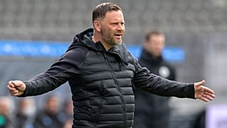 Dárdai Pál az oldalvonal mellől dirigál április 10-én, a Mönchengladbach elleni német bajnoki mérkőzésen.