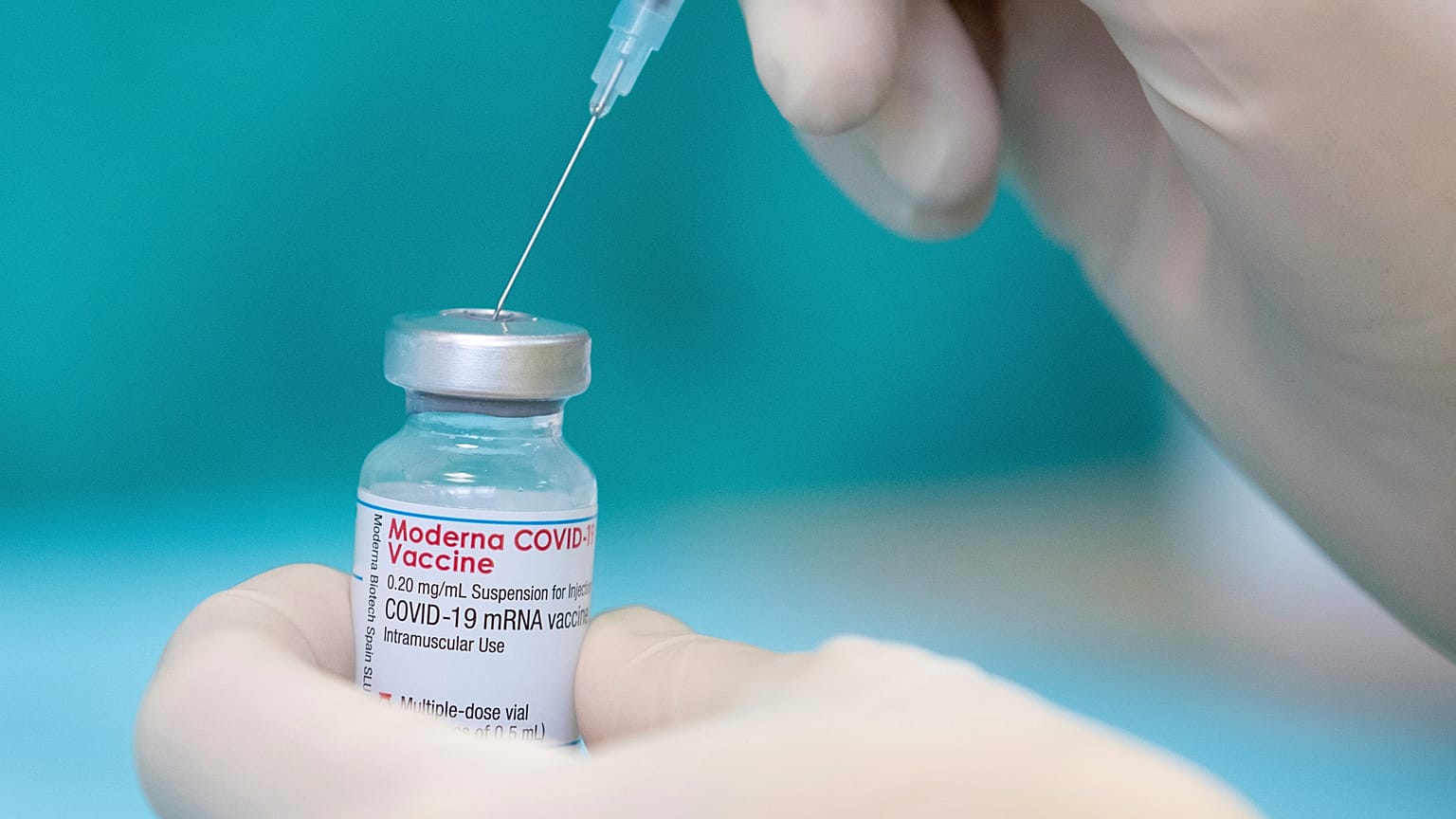 A nurse draws up the vaccine of the manufacturer Moderna against the coronavirus.