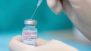 A nurse draws up the vaccine of the manufacturer Moderna against the coronavirus.
