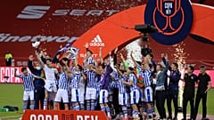 يحتفل لاعبو ريال سوسيداد بالكأس بعد فوزهم في نهائي كأس الملك الإسباني 2020 (كأس الملك) بين أتليتيك بيلباو وريال سوسيداد في ملعب لا كارتوجا في إشبيلية في 3 أبريل 2021.