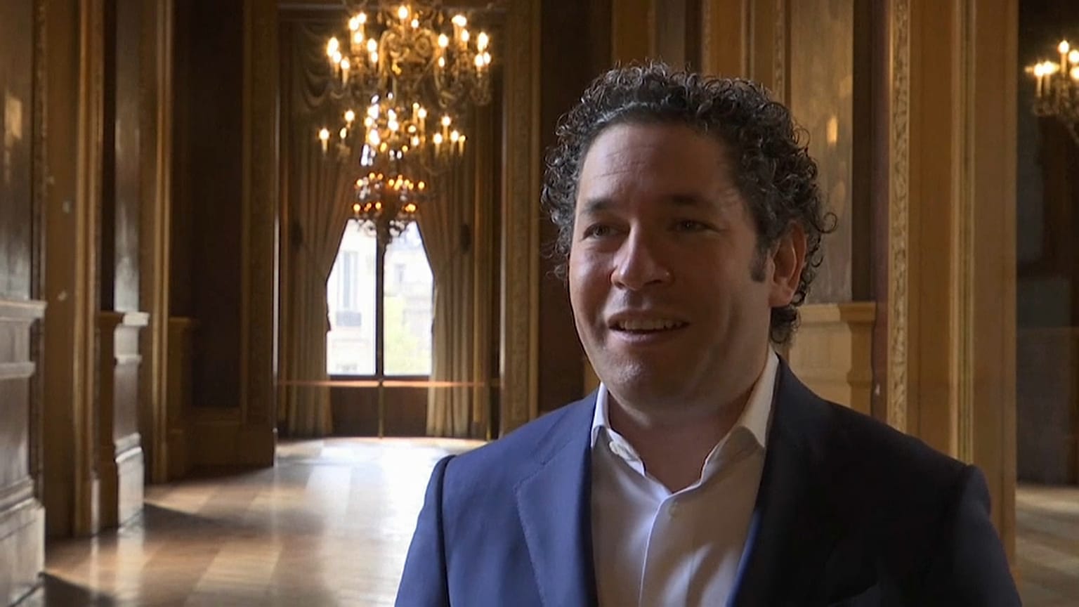 Gustavo Dudamel coniinuará al frente de la Orquesta Filarmónica de Los Angeles.