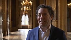 Gustavo Dudamel coniinuará al frente de la Orquesta Filarmónica de Los Angeles.