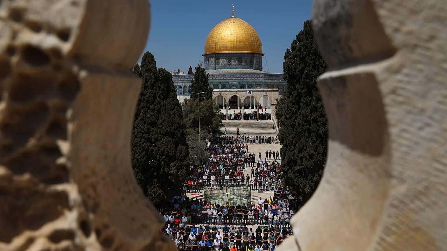 صلاة حاشدة في المسجد الأقصى في أول جمعة من رمضان منذ انتشار كوفيد 