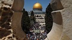 صلاة حاشدة في المسجد الأقصى في أول جمعة من رمضان منذ انتشار كوفيد 