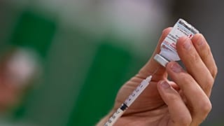 Nach Einschätzung von Experten könnte eine jährliche Impfdosis notwendig werden, um dauerhaft das Coronavirus zu bekämpfen.