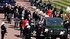 Fülöp edinburghi herceg négy gyermeke, Károly trónörökös, Anna hercegnő, András yorki herceg, Eduárd, Wessex grófja, és unokái közül Vilmos és Harry herceg kísérték a koporsót