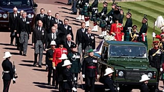 Fülöp edinburghi herceg négy gyermeke, Károly trónörökös, Anna hercegnő, András yorki herceg, Eduárd, Wessex grófja, és unokái közül Vilmos és Harry herceg kísérték a koporsót