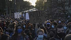 Feuerwerkskörper, Tränengas - erneute Proteste gegen Polizeigewalt und Rassismus