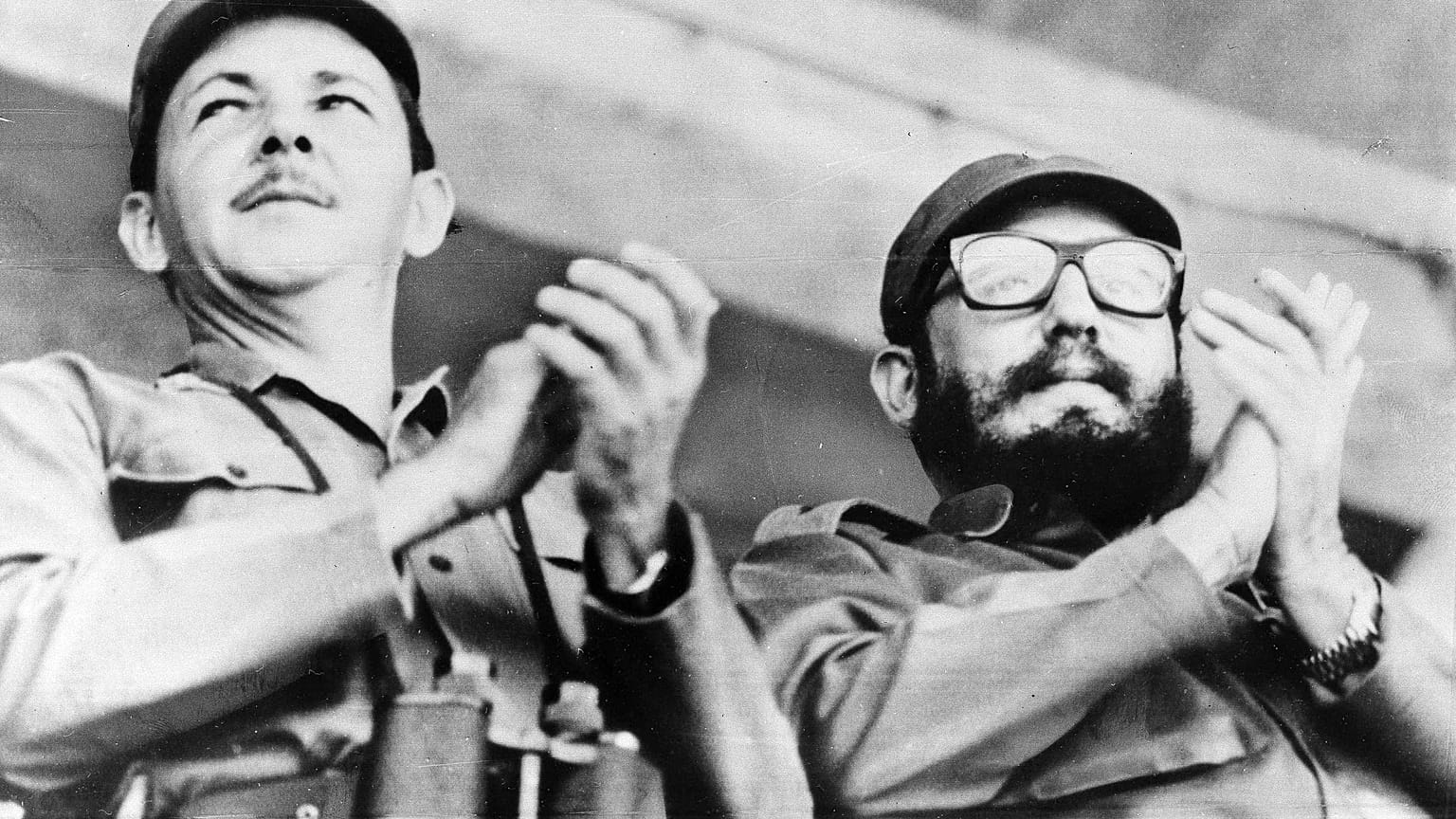 راوول كاسترو على اليسار وشقيقه فيدل على اليمين في سانتياغو. 1964/07/24