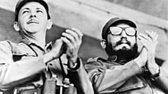 راوول كاسترو على اليسار وشقيقه فيدل على اليمين في سانتياغو. 1964/07/24