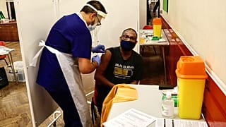 İngiltere'de aşının orucu bozacağını düşünenler için ayrı bir aşı merkezi kuruldu