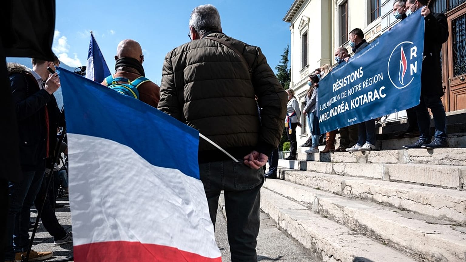 Albertville'deki dini özel okul projesine karşı aşırı sağcılardan protesto