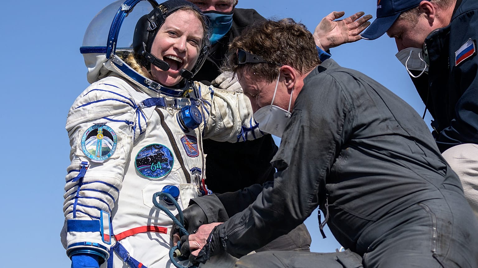 En imágenes | El aterrizaje de la nave Soyuz MS-17