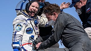 En imágenes | El aterrizaje de la nave Soyuz MS-17