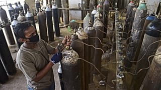 عامل يملأ أسطوانات الأكسجين الطبي لاستخدامها في المستشفى لمرضى  كورونا - 17 أبريل 2021