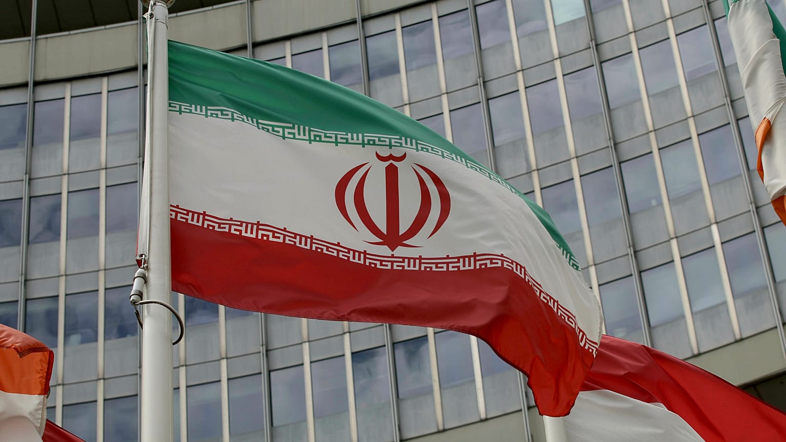 پرچم ایران در بیرون ساختمان آژانس بین‌المللی انرژی اتمی