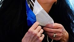 Φωτό αρχείου - Διπλή προστατευτική μάσκα