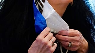 Φωτό αρχείου - Διπλή προστατευτική μάσκα